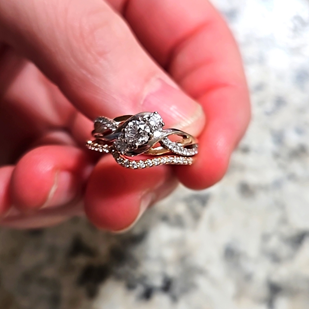 Wedding set. Appraised at 3200 would like to get 2k. 1 carat in diamonds in set.